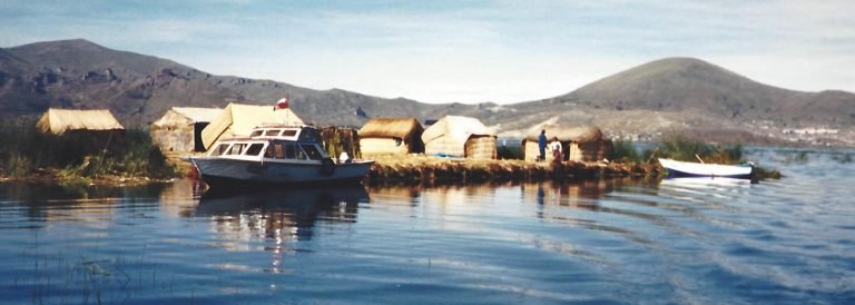 Marcelo Hidalgo Sola visita las islas flotantes de los Uros en el lago Titicaca