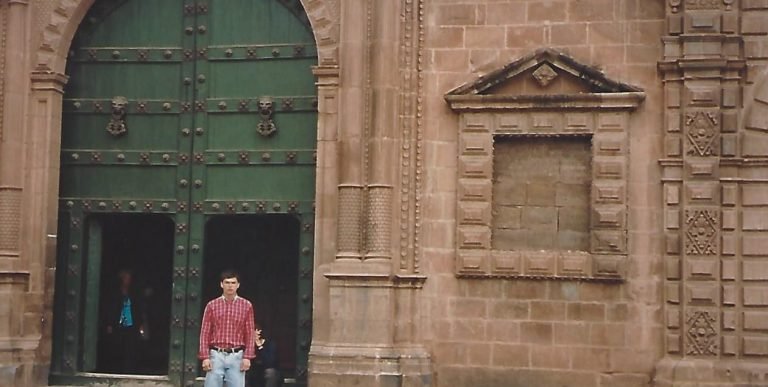 Marcelo Hidalgo Sola visitando un monumento histórico en La Paz, Bolivia