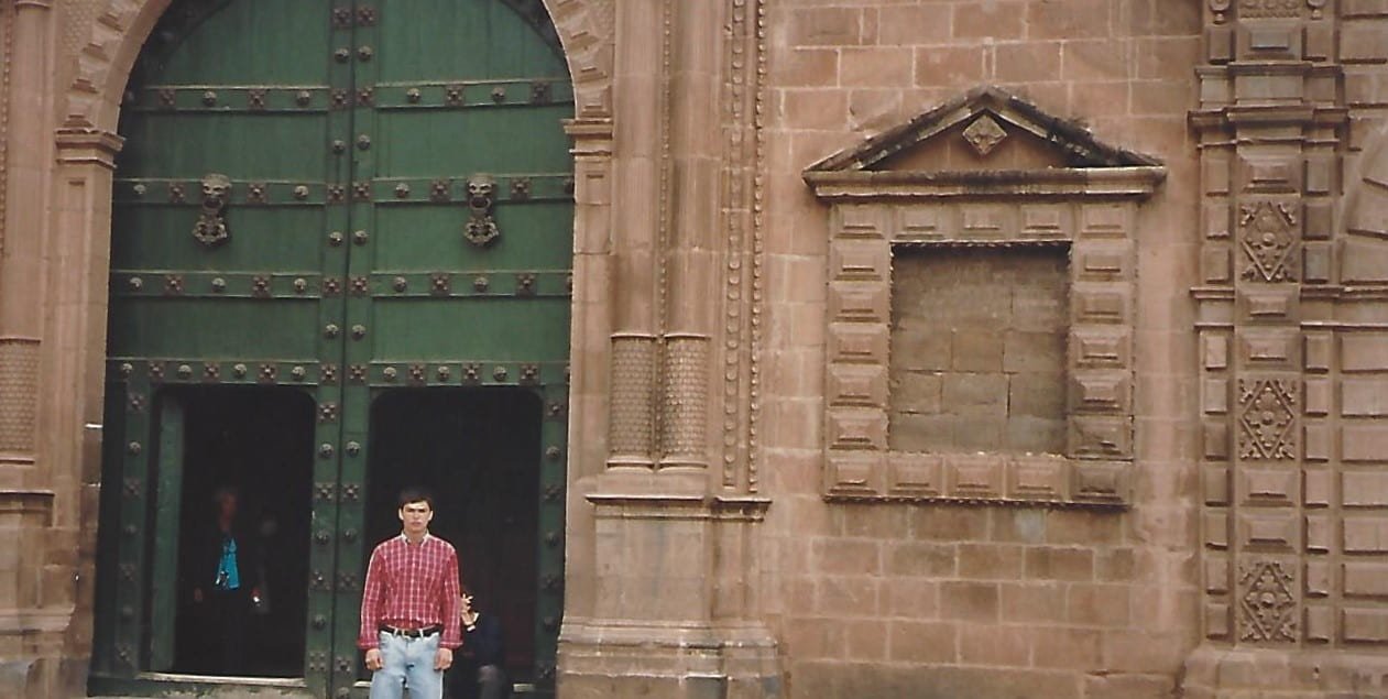 Marcelo Hidalgo Sola visitando un monumento histórico en La Paz, Bolivia