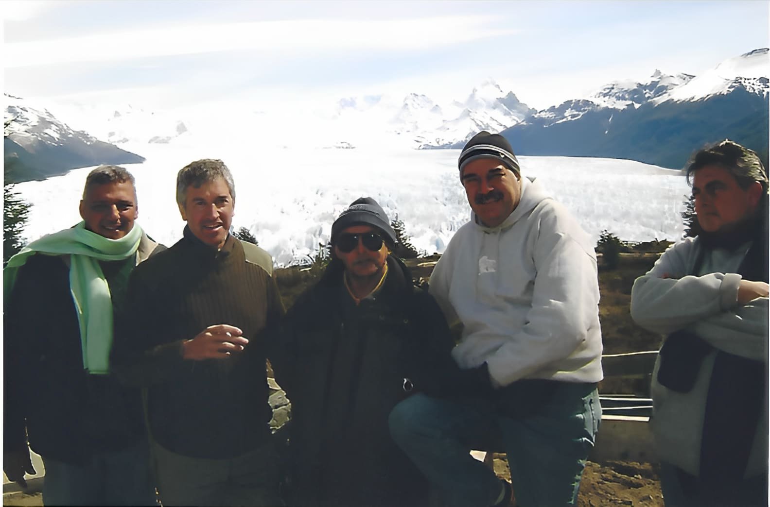 Marcelo Hidalgo Sola con amigos en un viaje en moto por la Patagonia