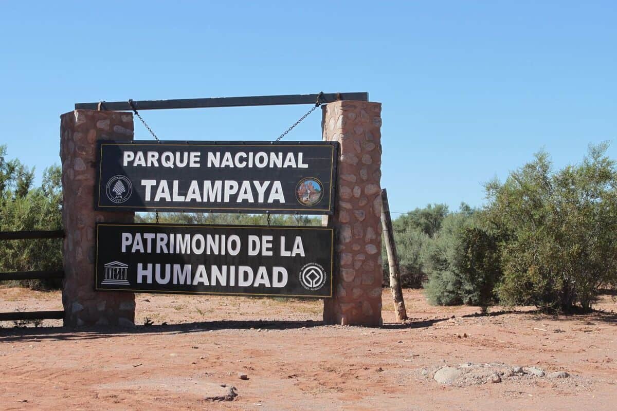 Formaciones geológicas rojas y majestuosas en el Parque Talampaya