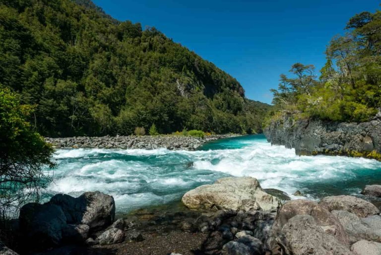 Paisaje montañoso y río serpenteante en Barreal, San Juan