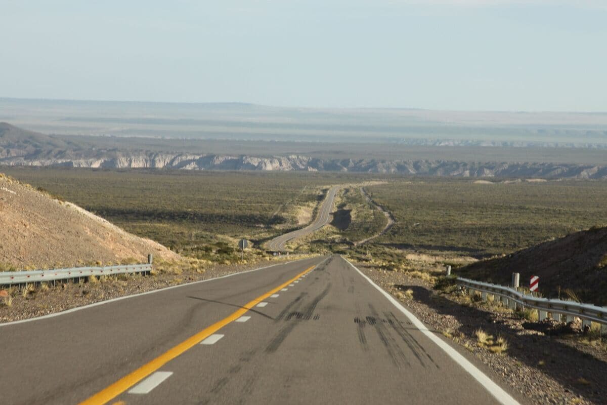 Viaje en la Patagonia: Carretera de ripio y paisaje desértico